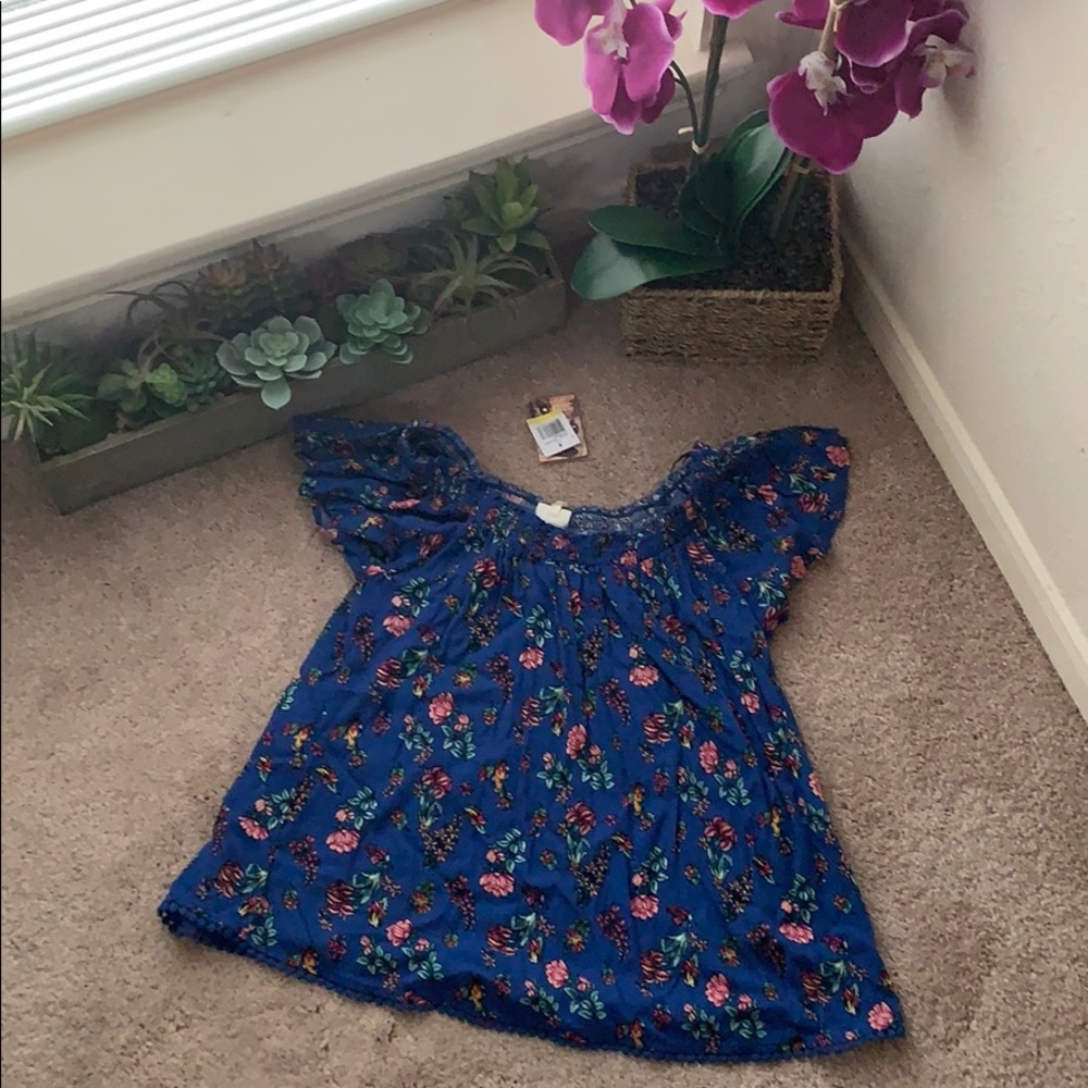 3/$30 🌟 Floral Blue Shirt 💕